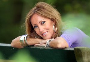 29-06-2010 SHOWBIZZ; LISA MENDES LANCEERT NIEUWE CD. Lisa Mendes lanceert vandaag haar nieuwe cd met de titel EEN NIEUWE DAG. Bij het horen denkt je meteen aan een nieuwe zomerhit. Een mix van latin geluiden en een verfrissend zomers geluid. Eerder bracht Lisa Mendes de single   JIJ BEN AAN DE BEURT uit. Lisa zingt al jaren en is regelmatig in het hele land te zien. Haar single is ook te downloaden via   www.lisa4music.nl
Muziek is geschreven door Kees Koek die ook diverse nummers heeft geschreven voor Jeroen v.d.Boom en Rene Froger. Lisa Mendes is ook bekend van de diverse modezaken die zij heeft in de kop van Noord Holland.
foto: Albert den Iseger.