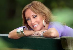 29-06-2010 SHOWBIZZ; LISA MENDES LANCEERT NIEUWE CD. Lisa Mendes lanceert vandaag haar nieuwe cd met de titel EEN NIEUWE DAG. Bij het horen denkt je meteen aan een nieuwe zomerhit. Een mix van latin geluiden en een verfrissend zomers geluid. Eerder bracht Lisa Mendes de single   JIJ BEN AAN DE BEURT uit. Lisa zingt al jaren en is regelmatig in het hele land te zien. Haar single is ook te downloaden via   www.lisa4music.nl
Muziek is geschreven door Kees Koek die ook diverse nummers heeft geschreven voor Jeroen v.d.Boom en Rene Froger. Lisa Mendes is ook bekend van de diverse modezaken die zij heeft in de kop van Noord Holland.
foto: Albert den Iseger.