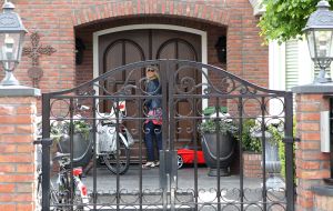 01-06-2010 SHOWBIZZ; LIZA DE VRIENDIN VAN JAN SMIT IN BLIJDE VERWACHTING EN HIER DE EERSTE FOTO. Liza ziet er TOP uit en gaat fietsend haar boodschapjes doen. Ze straalt van oor tot oor, nu 14 weken in verwachting van hun gezamelijk kindje.
foto: Albert den Iseger.