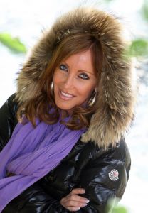29-06-2010 SHOWBIZZ; LISA MENDES LANCEERT NIEUWE CD. Lisa Mendes lanceert vandaag haar nieuwe cd met de titel EEN NIEUWE DAG. Bij het horen denkt je meteen aan een nieuwe zomerhit. Een mix van latin geluiden en een verfrissend zomers geluid. Eerder bracht Lisa Mendes de single   JIJ BEN AAN DE BEURT uit. Lisa zingt al jaren en is regelmatig in het hele land te zien. Haar single is ook te downloaden via   www.lisa4music.nl
Muziek is geschreven door Kees Koek die ook diverse nummers heeft geschreven voor Jeroen v.d.Boom en Rene Froger. Lisa Mendes is ook bekend van de diverse modezaken die zij heeft in de kop van Noord Holland.
foto: Albert den Iseger.