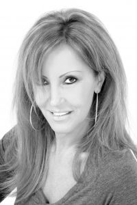 29-06-2010 SHOWBIZZ; LISA MENDES LANCEERT NIEUWE CD. Lisa Mendes lanceert vandaag haar nieuwe cd met de titel EEN NIEUWE DAG. Bij het horen denkt je meteen aan een nieuwe zomerhit. Een mix van latin geluiden en een verfrissend zomers geluid. Eerder bracht Lisa Mendes de single   JIJ BEN AAN DE BEURT uit. Lisa zingt al jaren en is regelmatig in het hele land te zien. Haar single is ook te downloaden via   www.lisa4music.nl
Muziek is geschreven door Kees Koek die ook diverse nummers heeft geschreven voor Jeroen v.d.Boom en Rene Froger. Lisa Mendes is ook bekend van de diverse modezaken die zij heeft in de kop van Noord Holland.
foto: Albert den Iseger.