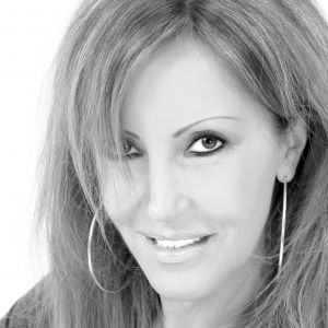 29-06-2010 SHOWBIZZ; LISA MENDES LANCEERT NIEUWE CD. Lisa Mendes lanceert vandaag haar nieuwe cd met de titel EEN NIEUWE DAG. Bij het horen denkt je meteen aan een nieuwe zomerhit. Een mix van latin geluiden en een verfrissend zomers geluid. Eerder bracht Lisa Mendes de single   JIJ BEN AAN DE BEURT uit. Lisa zingt al jaren en is regelmatig in het hele land te zien. Haar single is ook te downloaden via   www.lisa4music.nl
Muziek is geschreven door Kees Koek die ook diverse nummers heeft geschreven voor Jeroen v.d.Boom en Rene Froger. Lisa Mendes is ook bekend van de diverse modezaken die zij heeft in de kop van Noord Holland.
foto: Albert den Iseger.