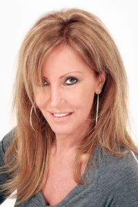 29-06-2010 SHOWBIZZ; LISA MENDES LANCEERT NIEUWE CD. Lisa Mendes lanceert vandaag haar nieuwe cd met de titel EEN NIEUWE DAG. Bij het horen denkt je meteen aan een nieuwe zomerhit. Een mix van latin geluiden en een verfrissend zomers geluid. Eerder bracht Lisa Mendes de single   JIJ BEN AAN DE BEURT uit. Lisa zingt al jaren en is regelmatig in het hele land te zien. Haar single is ook te downloaden via   www.lisa4music.nl
Muziek is geschreven door Kees Koek die ook diverse nummers heeft geschreven voor Jeroen v.d.Boom en Rene Froger. Lisa Mendes is ook bekend van de diverse modezaken die zij heeft in de kop van Noord Holland.
foto: Albert den Iseger.
