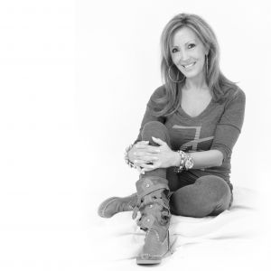 29-06-2010 SHOWBIZZ; LISA MENDES LANCEERT NIEUWE CD. Lisa Mendes lanceert vandaag haar nieuwe cd met de titel EEN NIEUWE DAG. Bij het horen denkt je meteen aan een nieuwe zomerhit. Een mix van latin geluiden en een verfrissend zomers geluid. Eerder bracht Lisa Mendes de single   JIJ BEN AAN DE BEURT uit. Lisa zingt al jaren en is regelmatig in het hele land te zien. Haar single is ook te downloaden via   www.lisa4music.nl
Muziek is geschreven door Kees Koek die ook diverse nummers heeft geschreven voor Jeroen v.d.Boom en Rene Froger. Lisa Mendes is ook bekend van de diverse modezaken die zij heeft in de kop van Noord Holland.
foto: Albert den Iseger.