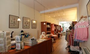 25-05-2010 KONINKLIJK HUIS:HIET KOOPT MAXIMA HAAR KINDERKLEDING.Op een steenworp afstand van Paleis Noordeinde is een beeldschoon kinderkleding winkeltje waar Maxima haar kinderkleding koopt. De met de hand gemaakte traditionele smockjurkjes vinden ook hun weg naar meerdere kleinkinderen van de Koninklijke familie. 
foto:Albert den Iseger
