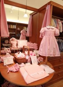 25-05-2010 KONINKLIJK HUIS:HIET KOOPT MAXIMA HAAR KINDERKLEDING.Op een steenworp afstand van Paleis Noordeinde is een beeldschoon kinderkleding winkeltje waar Maxima haar kinderkleding koopt. De met de hand gemaakte traditionele smockjurkjes vinden ook hun weg naar meerdere kleinkinderen van de Koninklijke familie. 
foto:Albert den Iseger
