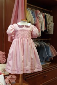 25-05-2010 KONINKLIJK HUIS:HIET KOOPT MAXIMA HAAR KINDERKLEDING.Op een steenworp afstand van Paleis Noordeinde is een beeldschoon kinderkleding winkeltje waar Maxima haar kinderkleding koopt. De met de hand gemaakte traditionele smockjurkjes vinden ook hun weg naar meerdere kleinkinderen van de Koninklijke familie. 
foto:Albert den Iseger
