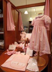 25-05-2010 KONINKLIJK HUIS:HIET KOOPT MAXIMA HAAR KINDERKLEDING.Op een steenworp afstand van Paleis Noordeinde is een beeldschoon kinderkleding winkeltje waar Maxima haar kinderkleding koopt. De met de hand gemaakte traditionele smockjurkjes vinden ook hun weg naar meerdere kleinkinderen van de Koninklijke familie. 
foto:Albert den Iseger
