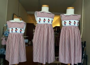 25-05-2010 KONINKLIJK HUIS:HIET KOOPT MAXIMA HAAR KINDERKLEDING.Op een steenworp afstand van Paleis Noordeinde is een beeldschoon kinderkleding winkeltje waar Maxima haar kinderkleding koopt. De met de hand gemaakte traditionele smockjurkjes vinden ook hun weg naar meerdere kleinkinderen van de Koninklijke familie. 
foto:Albert den Iseger
