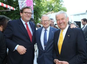 17-06-2010 SHOWBIZZ; NATIONALE HARINGPARTY OP KASTEEL NEIJENRODE TE BREUKELEN WAS VOOR DE 49ste KEER WEER EEN TOPPERTJE. Meer dan 1000 genodigden genoten in het zonnetje van haring en de bij passende drankjes.Veel fraaie hoedjes bij de dames en door de heren werd veel gepraat over politiek en voetbal.Al met al weer een topfeest met veel mooie mensen en natuurlijk een top haring.
foto: Albert den Iseger.