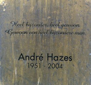 09-06-2010 SHOWBIZZ; HET MYSTERIEUZE GRAF VAN ANDRE HAZES IS GEVONDEN. Graf nummer 400 is een graf zonder naam maar onmiskenbaar Hazes. Rachel en haar kinderen wisten het al 6 jaar lang geheim te houden, het graf van Andre Hazes. Prive ontdekte het graf en Rachel liet het een dag later weer spoorloos verdwijnen. Een bizar verhaal deze week in weekblad Prive.
foto: Albert den Iseger.