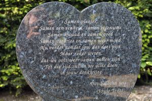 09-06-2010 SHOWBIZZ; HET MYSTERIEUZE GRAF VAN ANDRE HAZES IS GEVONDEN. Graf nummer 400 is een graf zonder naam maar onmiskenbaar Hazes. Rachel en haar kinderen wisten het al 6 jaar lang geheim te houden, het graf van Andre Hazes. Prive ontdekte het graf en Rachel liet het een dag later weer spoorloos verdwijnen. Een bizar verhaal deze week in weekblad Prive.
foto: Albert den Iseger.