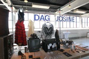 16-06-2010 SHOWBIZZ; TENTOONSTELLING VAN PRIVE SPULLEN VAN JOSINE VAN DALSUM IN ZAANDAM. Op de verjaardag van Josine 14 juli a.s. worden haar spullen per opbod verkocht. De opbrengst van deze veiling gaat naar het goede doel de KWF. Tot 14 Juli kan iedereen een kijkje nemen in het prive leven van de inmiddels overleden actrice. Vele knuffels,speeldozen en kleding is aanwezig.Een indrukwekkende tentoonstelling in de oude Bruynzeel fabrieken. Aram en zijn partner Kim Bruinsma en hun 6 weken oude zoon Reza waren aanwezig tijdens de opening van de tentoonstelling. John v.d.Rest had het er duidelijk moeilijk mee dat zijn halve  huis interieur hier lag tentoongesteld en niet meer terug komt in zijn huis.
foto: Albert den Iseger