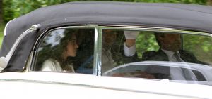 18-06-2011 SHOWBIZZ; KUNSTENAAR MARC RIEU TROUWT ZIJN GROTE LIEFDE ANDREA. Maar liefst 11 man beveiliging op een bruiloft waar maar 50 gasten aanwezig waren. Zaterdag 18 Juni trouwde Marc een zoon van Andre Rieu in de omgeving van Ede zijn grote liefde Andrea. Andre en Marjorie Rieu werden aangevoerd in een geblindeerde zwarte Mercedes bus op landgoed Wolfslaar waar de bruiloft plaatsvond. Wat de familie Rieu beweegt om dagelijks met zoveel beveiliging op stap te gaan is nog onbekend. Er is sprake van dat de familie bang is voor ontvoering, enig commantaar wil men bij Rieu niet geven op dit gerucht. Ook Marc en Andrea wilde niet op de foto en waren constant omringt door beveiliging, evenals ik, de gehele dag had ik 5 man beveiliging om me heen terwijl ik mij bevond op het parkeer terrein van het landgoed. Al met al een veilige bruiloft.
foto: Albert den Iseger.