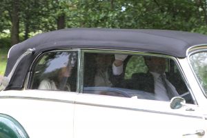 18-06-2011 SHOWBIZZ; KUNSTENAAR MARC RIEU TROUWT ZIJN GROTE LIEFDE ANDREA. Maar liefst 11 man beveiliging op een bruiloft waar maar 50 gasten aanwezig waren. Zaterdag 18 Juni trouwde Marc een zoon van Andre Rieu in de omgeving van Ede zijn grote liefde Andrea. Andre en Marjorie Rieu werden aangevoerd in een geblindeerde zwarte Mercedes bus op landgoed Wolfslaar waar de bruiloft plaatsvond. Wat de familie Rieu beweegt om dagelijks met zoveel beveiliging op stap te gaan is nog onbekend. Er is sprake van dat de familie bang is voor ontvoering, enig commantaar wil men bij Rieu niet geven op dit gerucht. Ook Marc en Andrea wilde niet op de foto en waren constant omringt door beveiliging, evenals ik, de gehele dag had ik 5 man beveiliging om me heen terwijl ik mij bevond op het parkeer terrein van het landgoed. Al met al een veilige bruiloft.
foto: Albert den Iseger.