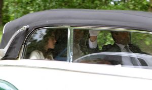 18-06-2011 SHOWBIZZ; KUNSTENAAR MARC RIEU TROUWT ZIJN GROTE LIEFDE ANDREA. Maar liefst 11 man beveiliging op een bruiloft waar maar 50 gasten aanwezig waren. Zaterdag 18 Juni trouwde Marc een zoon van Andre Rieu in de omgeving van Ede zijn grote liefde Andrea. Andre en Marjorie Rieu werden aangevoerd in een geblindeerde zwarte Mercedes bus op landgoed Wolfslaar waar de bruiloft plaatsvond. Wat de familie Rieu beweegt om dagelijks met zoveel beveiliging op stap te gaan is nog onbekend. Er is sprake van dat de familie bang is voor ontvoering, enig commantaar wil men bij Rieu niet geven op dit gerucht. Ook Marc en Andrea wilde niet op de foto en waren constant omringt door beveiliging, evenals ik, de gehele dag had ik 5 man beveiliging om me heen terwijl ik mij bevond op het parkeer terrein van het landgoed. Al met al een veilige bruiloft.
foto: Albert den Iseger.