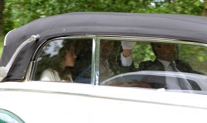 18-06-2011 SHOWBIZZ; KUNSTENAAR MARC RIEU TROUWT ZIJN GROTE LIEFDE ANDREA. Maar liefst 11 man beveiliging op een bruiloft waar maar 50 gasten aanwezig waren. Zaterdag 18 Juni trouwde Marc een zoon van Andre Rieu in de omgeving van Ede zijn grote liefde Andrea. Andre en Marjorie Rieu werden aangevoerd in een geblindeerde zwarte Mercedes bus op landgoed Wolfslaar waar de bruiloft plaatsvond. Wat de familie Rieu beweegt om dagelijks met zoveel beveiliging op stap te gaan is nog onbekend. Er is sprake van dat de familie bang is voor ontvoering, enig commantaar wil men bij Rieu niet geven op dit gerucht. Ook Marc en Andrea wilde niet op de foto en waren constant omringt door beveiliging, evenals ik, de gehele dag had ik 5 man beveiliging om me heen terwijl ik mij bevond op het parkeer terrein van het landgoed. Al met al een veilige bruiloft.
foto: Albert den Iseger.