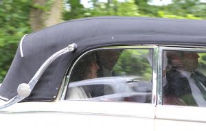 18-06-2011 SHOWBIZZ; KUNSTENAAR MARC RIEU TROUWT ZIJN GROTE LIEFDE ANDREA. Maar liefst 11 man beveiliging op een bruiloft waar maar 50 gasten aanwezig waren. Zaterdag 18 Juni trouwde Marc een zoon van Andre Rieu in de omgeving van Ede zijn grote liefde Andrea. Andre en Marjorie Rieu werden aangevoerd in een geblindeerde zwarte Mercedes bus op landgoed Wolfslaar waar de bruiloft plaatsvond. Wat de familie Rieu beweegt om dagelijks met zoveel beveiliging op stap te gaan is nog onbekend. Er is sprake van dat de familie bang is voor ontvoering, enig commantaar wil men bij Rieu niet geven op dit gerucht. Ook Marc en Andrea wilde niet op de foto en waren constant omringt door beveiliging, evenals ik, de gehele dag had ik 5 man beveiliging om me heen terwijl ik mij bevond op het parkeer terrein van het landgoed. Al met al een veilige bruiloft.
foto: Albert den Iseger.