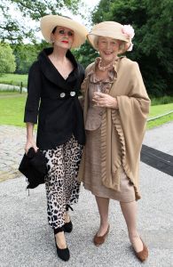 08-06-2012 SHOWBIZZ; HARING HAPPEN OP NYENRODE. De zon straalde weer op het jaarlijkse haring happen op het prachtige Nyenrode. Vele bekenden waren weer op het landgoed om te netwerken en een haring te nuttigen. Vele van de vrouwelijke gasten waren vergeten een hoed op te zetten maar dat mocht de pret niet drukken. De sfeer was als elk jaar TOP en iedereen genoot van elkaar en van de haring.
foto: Albert den Iseger.