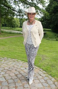 08-06-2012 SHOWBIZZ; HARING HAPPEN OP NYENRODE. De zon straalde weer op het jaarlijkse haring happen op het prachtige Nyenrode. Vele bekenden waren weer op het landgoed om te netwerken en een haring te nuttigen. Vele van de vrouwelijke gasten waren vergeten een hoed op te zetten maar dat mocht de pret niet drukken. De sfeer was als elk jaar TOP en iedereen genoot van elkaar en van de haring.
foto: Albert den Iseger.