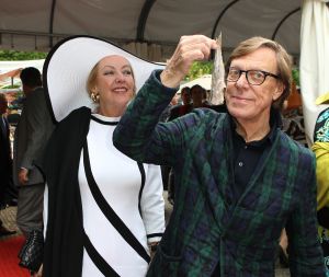 08-06-2012 SHOWBIZZ; HARING HAPPEN OP NYENRODE. De zon straalde weer op het jaarlijkse haring happen op het prachtige Nyenrode. Vele bekenden waren weer op het landgoed om te netwerken en een haring te nuttigen. Vele van de vrouwelijke gasten waren vergeten een hoed op te zetten maar dat mocht de pret niet drukken. De sfeer was als elk jaar TOP en iedereen genoot van elkaar en van de haring.
foto: Albert den Iseger.