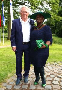 08-06-2012 SHOWBIZZ; HARING HAPPEN OP NYENRODE. De zon straalde weer op het jaarlijkse haring happen op het prachtige Nyenrode. Vele bekenden waren weer op het landgoed om te netwerken en een haring te nuttigen. Vele van de vrouwelijke gasten waren vergeten een hoed op te zetten maar dat mocht de pret niet drukken. De sfeer was als elk jaar TOP en iedereen genoot van elkaar en van de haring.
foto: Albert den Iseger.