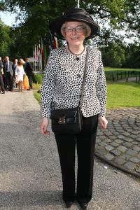 08-06-2012 SHOWBIZZ; HARING HAPPEN OP NYENRODE. De zon straalde weer op het jaarlijkse haring happen op het prachtige Nyenrode. Vele bekenden waren weer op het landgoed om te netwerken en een haring te nuttigen. Vele van de vrouwelijke gasten waren vergeten een hoed op te zetten maar dat mocht de pret niet drukken. De sfeer was als elk jaar TOP en iedereen genoot van elkaar en van de haring.
foto: Albert den Iseger.