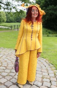 08-06-2012 SHOWBIZZ; HARING HAPPEN OP NYENRODE. De zon straalde weer op het jaarlijkse haring happen op het prachtige Nyenrode. Vele bekenden waren weer op het landgoed om te netwerken en een haring te nuttigen. Vele van de vrouwelijke gasten waren vergeten een hoed op te zetten maar dat mocht de pret niet drukken. De sfeer was als elk jaar TOP en iedereen genoot van elkaar en van de haring.
foto: Albert den Iseger.