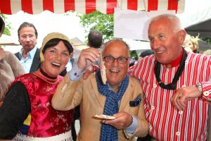 08-06-2012 SHOWBIZZ; HARING HAPPEN OP NYENRODE. De zon straalde weer op het jaarlijkse haring happen op het prachtige Nyenrode. Vele bekenden waren weer op het landgoed om te netwerken en een haring te nuttigen. Vele van de vrouwelijke gasten waren vergeten een hoed op te zetten maar dat mocht de pret niet drukken. De sfeer was als elk jaar TOP en iedereen genoot van elkaar en van de haring.
foto: Albert den Iseger.