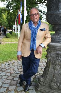 08-06-2012 SHOWBIZZ; HARING HAPPEN OP NYENRODE. De zon straalde weer op het jaarlijkse haring happen op het prachtige Nyenrode. Vele bekenden waren weer op het landgoed om te netwerken en een haring te nuttigen. Vele van de vrouwelijke gasten waren vergeten een hoed op te zetten maar dat mocht de pret niet drukken. De sfeer was als elk jaar TOP en iedereen genoot van elkaar en van de haring.
foto: Albert den Iseger.