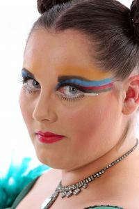 06-06-2012 ONDERWIJS; VISAGIE OPLEIDING VAN HAARLEMSE AKADEMIE WEER GROOT SUCCES. De examen opdracht was dit jaar Mathilde Willink uitbeelden. Veel van de cusrsisten hadden zich verdiept in wat voor make up Mathilde gebruikte en hoe ze het aanbracht.
Op het einde van de dag hoorde iedereen dat ze geslaagd waren en dat de Show-Theater wereld stond te wachten op een nieuwe lichting Visagisten.
foto: Albert den Iseger