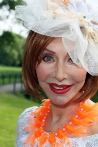 08-06-2012 SHOWBIZZ; HARING HAPPEN OP NYENRODE. De zon straalde weer op het jaarlijkse haring happen op het prachtige Nyenrode. Vele bekenden waren weer op het landgoed om te netwerken en een haring te nuttigen. Vele van de vrouwelijke gasten waren vergeten een hoed op te zetten maar dat mocht de pret niet drukken. De sfeer was als elk jaar TOP en iedereen genoot van elkaar en van de haring.
foto: Albert den Iseger.