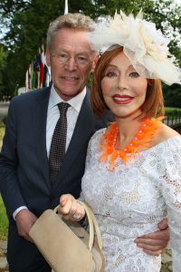 08-06-2012 SHOWBIZZ; HARING HAPPEN OP NYENRODE. De zon straalde weer op het jaarlijkse haring happen op het prachtige Nyenrode. Vele bekenden waren weer op het landgoed om te netwerken en een haring te nuttigen. Vele van de vrouwelijke gasten waren vergeten een hoed op te zetten maar dat mocht de pret niet drukken. De sfeer was als elk jaa08-06-2012 SHOWBIZZ; HARING HAPPEN OP NYENRODE. De zon straalde weer op het jaarlijkse haring happen op het prachtige Nyenrode. Vele bekenden waren weer op het landgoed om te netwerken en een haring te nuttigen. Vele van de vrouwelijke gasten waren vergeten een hoed op te zetten maar dat mocht de pret niet drukken. De sfeer was als elk jaar TOP en iedereen genoot van elkaar en van de haring.
foto: Albert den Iseger.r TOP en iedereen genoot van elkaar en van de haring.
foto: Albert den Iseger.