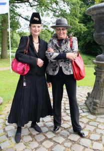 08-06-2012 SHOWBIZZ; HARING HAPPEN OP NYENRODE. De zon straalde weer op het jaarlijkse haring happen op het prachtige Nyenrode. Vele bekenden waren weer op het landgoed om te netwerken en een haring te nuttigen. Vele van de vrouwelijke gasten waren vergeten een hoed op te zetten maar dat mocht de pret niet drukken. De sfeer was als elk jaar TOP en iedereen genoot van elkaar en van de haring.
foto: Albert den Iseger.