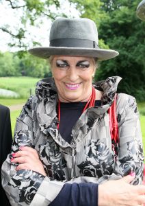 08-06-2012 SHOWBIZZ; HARING HAPPEN OP NYENRODE. De zon straalde weer op het jaarlijkse haring happen op het prachtige Nyenrode. Vele bekenden waren weer op het landgoed om te netwerken en een haring te nuttigen. Vele van de vrouwelijke gasten waren vergeten een hoed op te zetten maar dat mocht de pret niet drukken. De sfeer was als elk jaar TOP en iedereen genoot van elkaar en van de haring.
foto: Albert den Iseger.