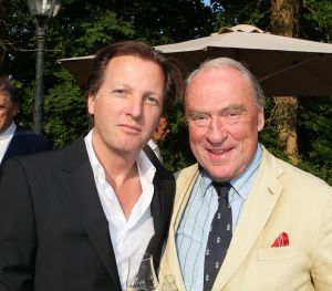 08-06-2012 SHOWBIZZ; HARING HAPPEN OP NYENRODE. De zon straalde weer op het jaarlijkse haring happen op het prachtige Nyenrode. Vele bekenden waren weer op het landgoed om te netwerken en een haring te nuttigen. Vele van de vrouwelijke gasten waren vergeten een hoed op te zetten maar dat mocht de pret niet drukken. De sfeer was als elk jaar TOP en iedereen genoot van elkaar en van de haring.
foto: Albert den Iseger.