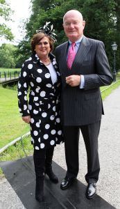 08-06-2012 SHOWBIZZ; HARING HAPPEN OP NYENRODE. De zon straalde weer op het jaarlijkse haring happen op het prachtige Nyenrode. Vele bekenden waren weer op het landgoed om te netwerken en een haring te nuttigen. Vele van de vrouwelijke gasten waren vergeten een hoed op te zetten maar dat mocht de pret niet drukken. De sfeer was als elk jaar TOP en iedereen genoot van elkaar en van de haring.
foto: Albert den Iseger.