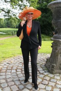 08-06-2012 SHOWBIZZ; HARING HAPPEN OP NYENRODE. De zon straalde weer op het jaarlijkse haring happen op het prachtige Nyenrode. Vele bekenden waren weer op het landgoed om te netwerken en een haring te nuttigen. Vele van de vrouwelijke gasten waren vergeten een hoed op te zetten maar dat mocht de pret niet drukken. De sfeer was als elk jaar TOP en iedereen genoot van elkaar en van de haring.
foto: Albert den Iseger.