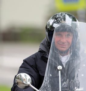 26-06-2012 NIEUWS: WILLEN HOLLEEDER GENIET ELKE DAG WEER VAN ZIJN VESPA EN ZIJN VRIJHEID. Elke dag kom je hem wel ergens tegen in Amsterdam-Amstelveen en zelfs in Bergen .
Op zijn scooter geniet de voormalige crimineel van zijn vrijheid.
foto: Albert den Iseger,