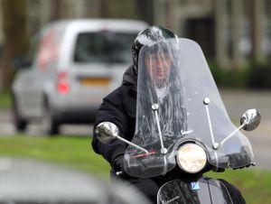 26-06-2012 NIEUWS: WILLEN HOLLEEDER GENIET ELKE DAG WEER VAN ZIJN VESPA EN ZIJN VRIJHEID. Elke dag kom je hem wel ergens tegen in Amsterdam-Amstelveen en zelfs in Bergen .
Op zijn scooter geniet de voormalige crimineel van zijn vrijheid.
foto: Albert den Iseger,