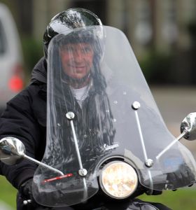 26-06-2012 NIEUWS: WILLEN HOLLEEDER GENIET ELKE DAG WEER VAN ZIJN VESPA EN ZIJN VRIJHEID. Elke dag kom je hem wel ergens tegen in Amsterdam-Amstelveen en zelfs in Bergen .
Op zijn scooter geniet de voormalige crimineel van zijn vrijheid.
foto: Albert den Iseger,