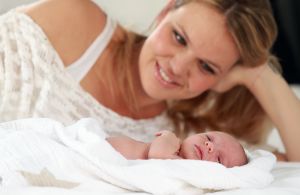 22-06-2013 SHOWBIZZ; THOMAS BERGE EN MYRTHE MYLIUS ZIJN DOLGELUKKIG MET HUN ZOON JACK. Thomas en Myrthe voelen samen de nieuwe liefde in hun leven JACK. Hun pas geboren zoon JACK is het middelpunt van aandacht en liefde in hun prachtige woning in LOSSER, wat inmiddels wel te koop staat. Het overgelukkige paar wil zich gaan vestigen in het GOOI, dit is namelijk veel makkelijker ivm de lange reistijden van en naar LOSSER.
foto: Albert den Iseger