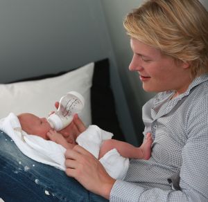 22-06-2013 SHOWBIZZ; THOMAS BERGE EN MYRTHE MYLIUS ZIJN DOLGELUKKIG MET HUN ZOON JACK. Thomas en Myrthe voelen samen de nieuwe liefde in hun leven JACK. Hun pas geboren zoon JACK is het middelpunt van aandacht en liefde in hun prachtige woning in LOSSER, wat inmiddels wel te koop staat. Het overgelukkige paar wil zich gaan vestigen in het GOOI, dit is namelijk veel makkelijker ivm de lange reistijden van en naar LOSSER.
foto: Albert den Iseger