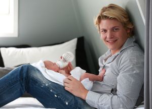 22-06-2013 SHOWBIZZ; THOMAS BERGE EN MYRTHE MYLIUS ZIJN DOLGELUKKIG MET HUN ZOON JACK. Thomas en Myrthe voelen samen de nieuwe liefde in hun leven JACK. Hun pas geboren zoon JACK is het middelpunt van aandacht en liefde in hun prachtige woning in LOSSER, wat inmiddels wel te koop staat. Het overgelukkige paar wil zich gaan vestigen in het GOOI, dit is namelijk veel makkelijker ivm de lange reistijden van en naar LOSSER.
foto: Albert den Iseger