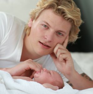 22-06-2013 SHOWBIZZ; THOMAS BERGE EN MYRTHE MYLIUS ZIJN DOLGELUKKIG MET HUN ZOON JACK. Thomas en Myrthe voelen samen de nieuwe liefde in hun leven JACK. Hun pas geboren zoon JACK is het middelpunt van aandacht en liefde in hun prachtige woning in LOSSER, wat inmiddels wel te koop staat. Het overgelukkige paar wil zich gaan vestigen in het GOOI, dit is namelijk veel makkelijker ivm de lange reistijden van en naar LOSSER.
foto: Albert den Iseger