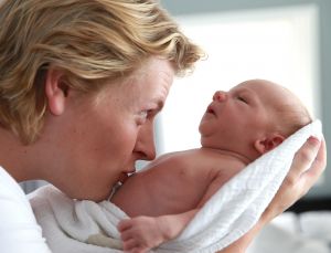 22-06-2013 SHOWBIZZ; THOMAS BERGE EN MYRTHE MYLIUS ZIJN DOLGELUKKIG MET HUN ZOON JACK. Thomas en Myrthe voelen samen de nieuwe liefde in hun leven JACK. Hun pas geboren zoon JACK is het middelpunt van aandacht en liefde in hun prachtige woning in LOSSER, wat inmiddels wel te koop staat. Het overgelukkige paar wil zich gaan vestigen in het GOOI, dit is namelijk veel makkelijker ivm de lange reistijden van en naar LOSSER.
foto: Albert den Iseger