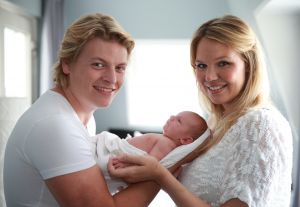 22-06-2013 SHOWBIZZ; THOMAS BERGE EN MYRTHE MYLIUS ZIJN DOLGELUKKIG MET HUN ZOON JACK. Thomas en Myrthe voelen samen de nieuwe liefde in hun leven JACK. Hun pas geboren zoon JACK is het middelpunt van aandacht en liefde in hun prachtige woning in LOSSER, wat inmiddels wel te koop staat. Het overgelukkige paar wil zich gaan vestigen in het GOOI, dit is namelijk veel makkelijker ivm de lange reistijden van en naar LOSSER.
foto: Albert den Iseger