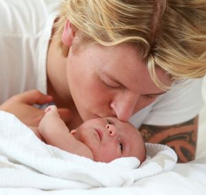 22-06-2013 SHOWBIZZ; THOMAS BERGE EN MYRTHE MYLIUS ZIJN DOLGELUKKIG MET HUN ZOON JACK. Thomas en Myrthe voelen samen de nieuwe liefde in hun leven JACK. Hun pas geboren zoon JACK is het middelpunt van aandacht en liefde in hun prachtige woning in LOSSER, wat inmiddels wel te koop staat. Het overgelukkige paar wil zich gaan vestigen in het GOOI, dit is namelijk veel makkelijker ivm de lange reistijden van en naar LOSSER.
foto: Albert den Iseger