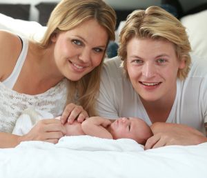 22-06-2013 SHOWBIZZ; THOMAS BERGE EN MYRTHE MYLIUS ZIJN DOLGELUKKIG MET HUN ZOON JACK. Thomas en Myrthe voelen samen de nieuwe liefde in hun leven JACK. Hun pas geboren zoon JACK is het middelpunt van aandacht en liefde in hun prachtige woning in LOSSER, wat inmiddels wel te koop staat. Het overgelukkige paar wil zich gaan vestigen in het GOOI, dit is namelijk veel makkelijker ivm de lange reistijden van en naar LOSSER.
foto: Albert den Iseger