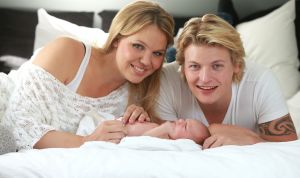 22-06-2013 SHOWBIZZ; THOMAS BERGE EN MYRTHE MYLIUS ZIJN DOLGELUKKIG MET HUN ZOON JACK. Thomas en Myrthe voelen samen de nieuwe liefde in hun leven JACK. Hun pas geboren zoon JACK is het middelpunt van aandacht en liefde in hun prachtige woning in LOSSER, wat inmiddels wel te koop staat. Het overgelukkige paar wil zich gaan vestigen in het GOOI, dit is namelijk veel makkelijker ivm de lange reistijden van en naar LOSSER.
foto: Albert den Iseger